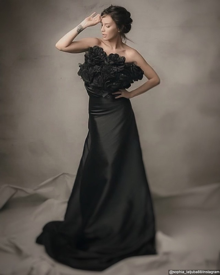 <i>Stunning</i> dengan gaun hitam