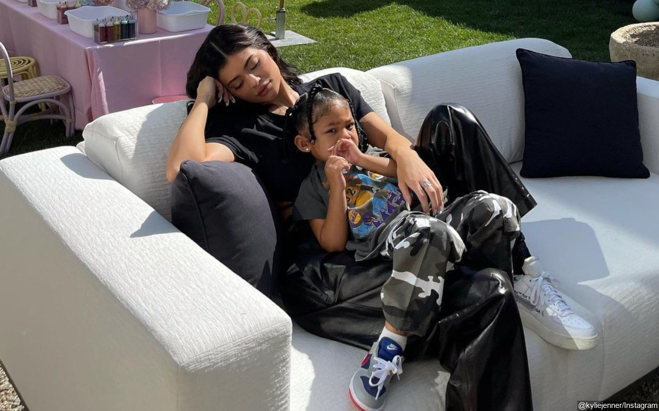 Kylie Jenner dan Travis Scott Ajak Stormi Liburan, Kondisi Baby Bump Bayi Kedua Terkuak