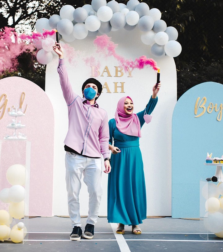 <i>Excited</i> Umumkan Jenis Kelamin Calon Anak