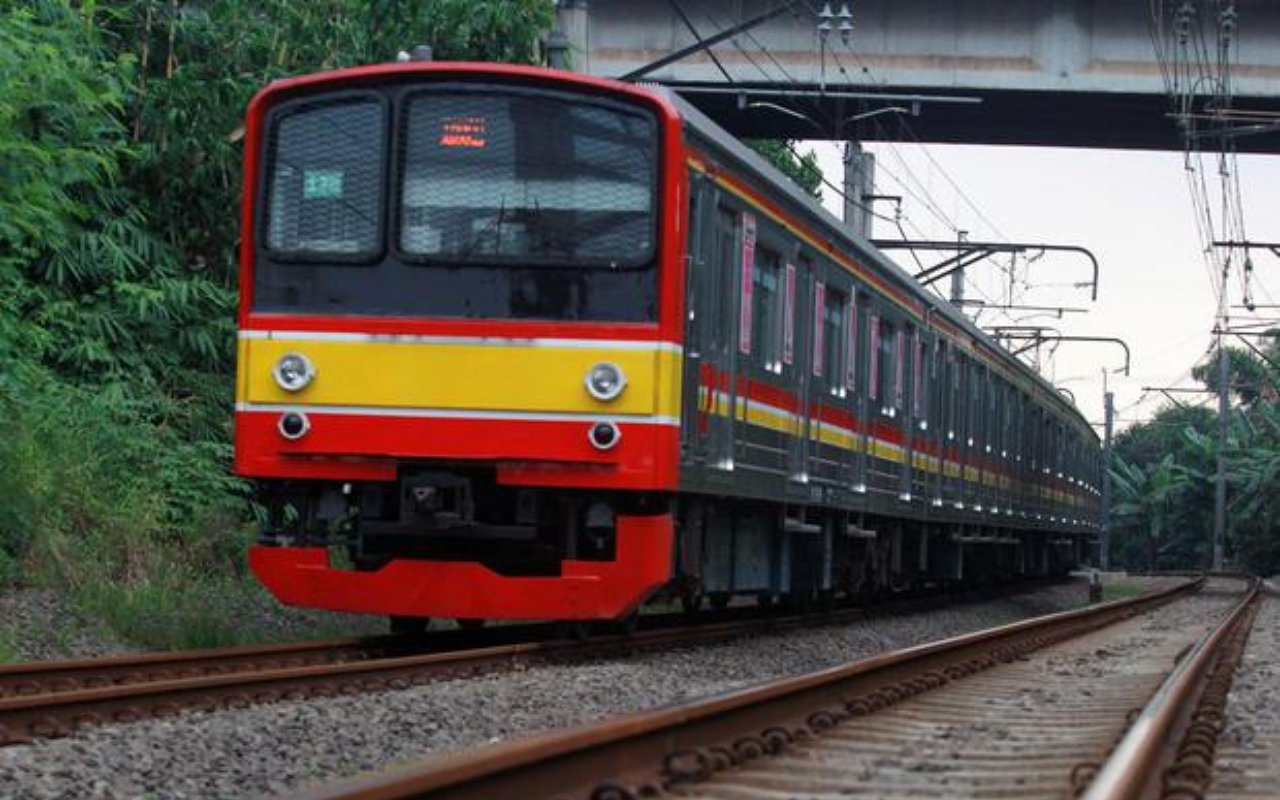 Perjalanan KRL Di Stasiun Depok Terganggu Imbas Pohon Tumbang