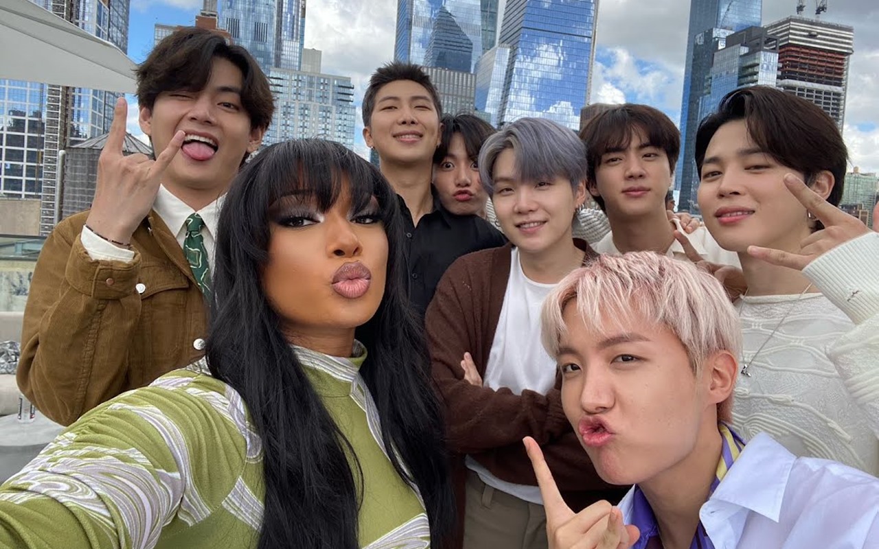 BTS Akhirnya Ketemu Megan Thee Stallion, Foto Bareng Julurkan Lidah Sampai Main dengan Anjing