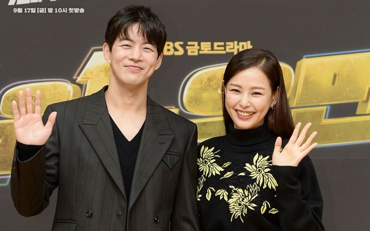Lee Sang Yoon and Honey Lee Show off Chemistry While Filming Funeral Scenes on 'One the Woman'