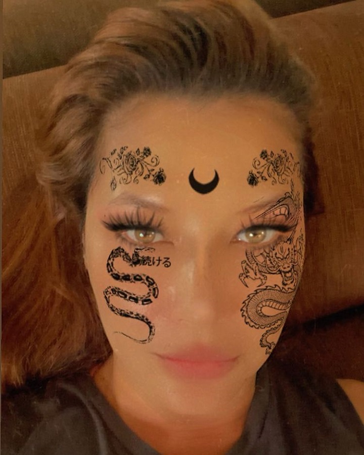 Potret dengan wajah penuh 'tato'