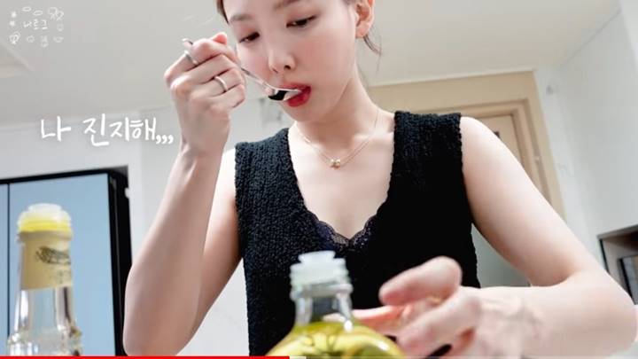 Cara Bar-Bar Nayeon TWICE Pilih Minyak Mentah untuk Dimasak Bikin Melilit