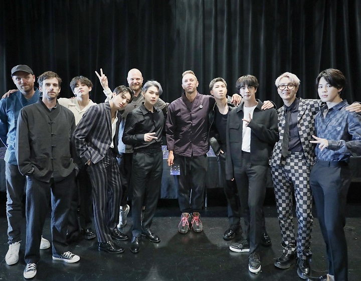 BTS Ketemuan dengan Coldplay di New York, Berikan Hadiah Hanbok Moderen