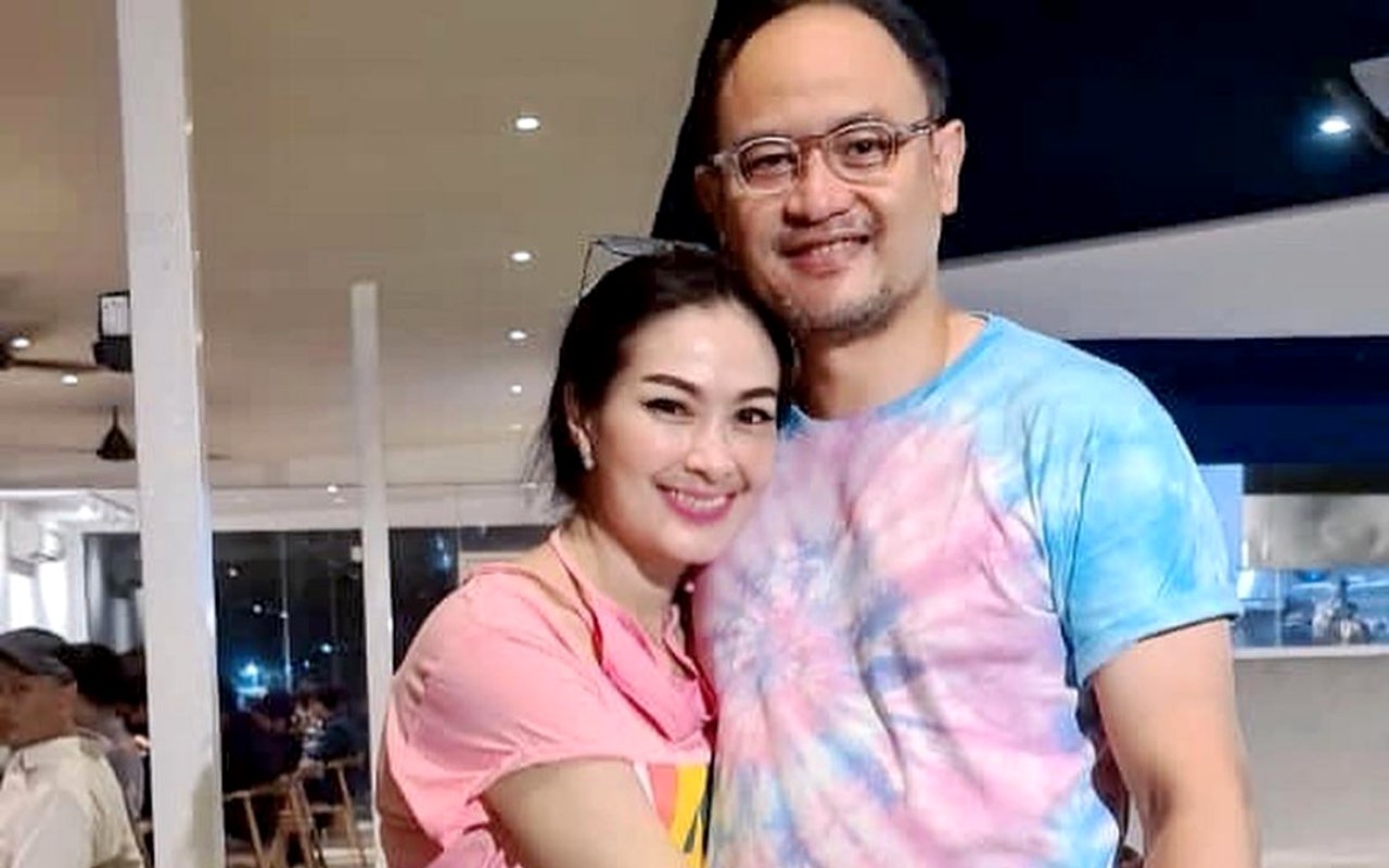 Posting Foto 'Kelewat' Seksi Bareng Suami, Iis Dahlia Auto Digeruduk Rekan Artis