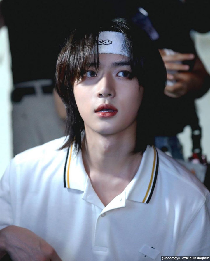 Potret kece Beomgyu dengan <i>headband</i>