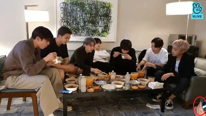 BTS Siaran V Live, Staf Big Hit Terekam Kamera Lakukan Hal Mencurigakan
