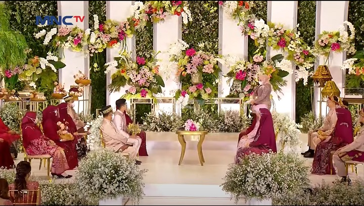lamaran dengan tema <i>pink</i> dan merah
