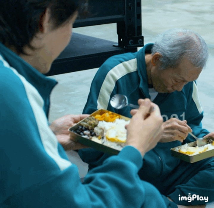 Adegan Lee Jung Jae Makan Nasi Kotak di \'Squid Game\' Buat Netizen Tertipu, Kok Bisa?
