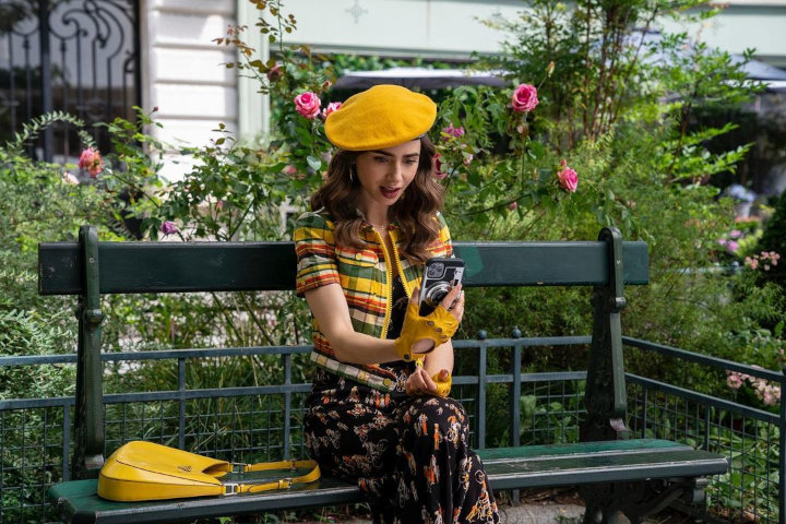 Lily Collins Terjebak dalam Cinta Segitiga, Ketemu Mantan di \'Emily in Paris\' Musim 2