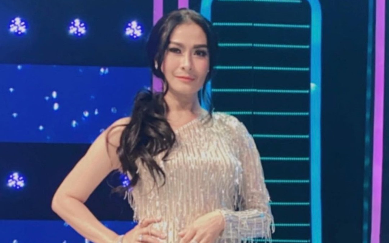 Iis Dahlia Asyik Mandi Bunga, Netizen Nyinyiri Umur