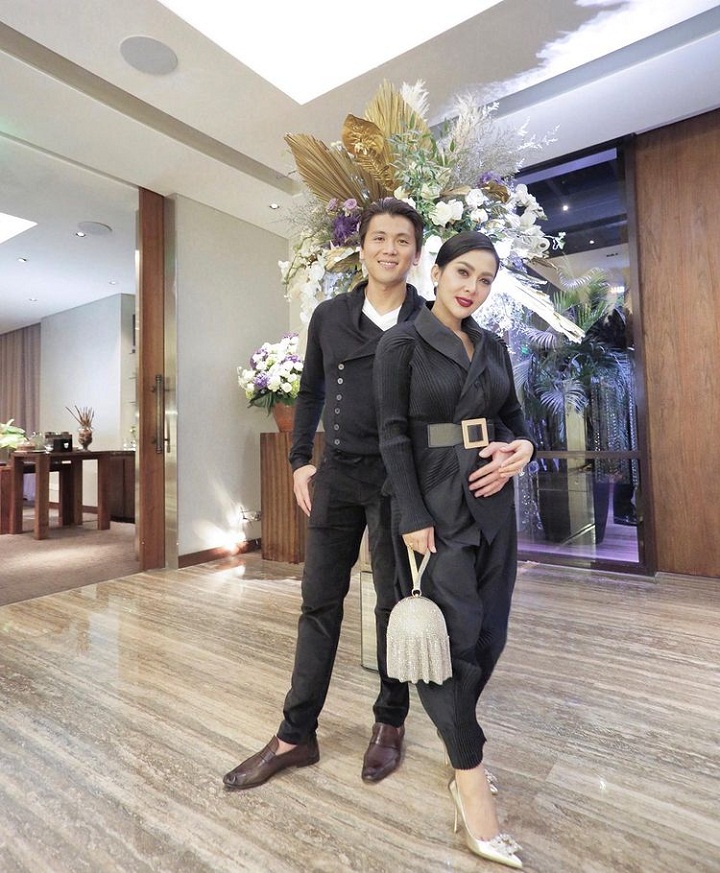 <i>Couple</i>-an <i>outfit</i> hitam elegan