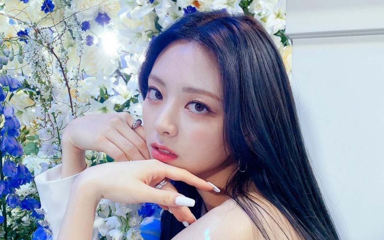 8 Potret Stunning Yuna ITZY, Hempas Kontroversi Outfit Terlalu Seksi
