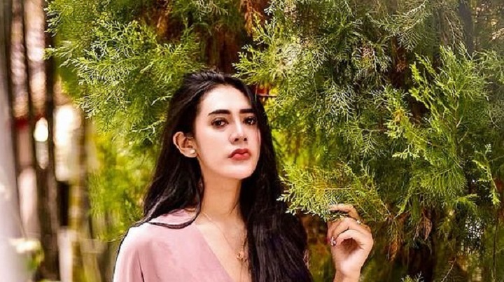 Jadi publik figur hingga penyanyi