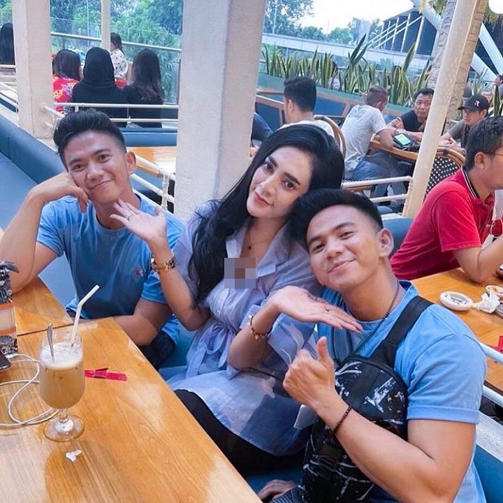 Momen akrab dekat rekan artis
