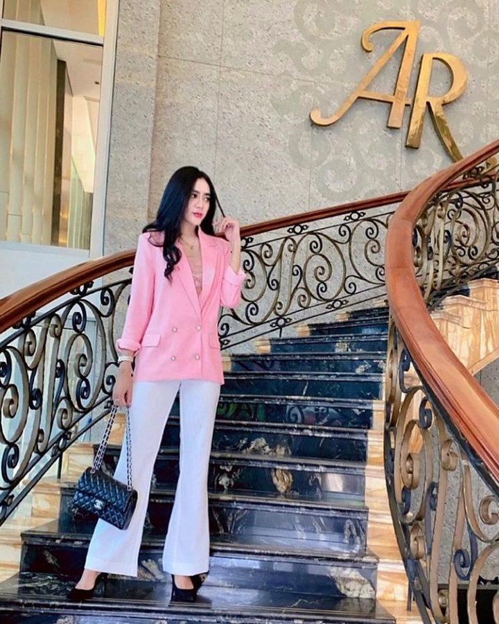 Kenakan OOTD Elegan