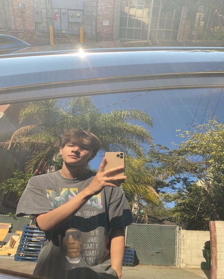 <i>Mirror Selfie</i> Unik 