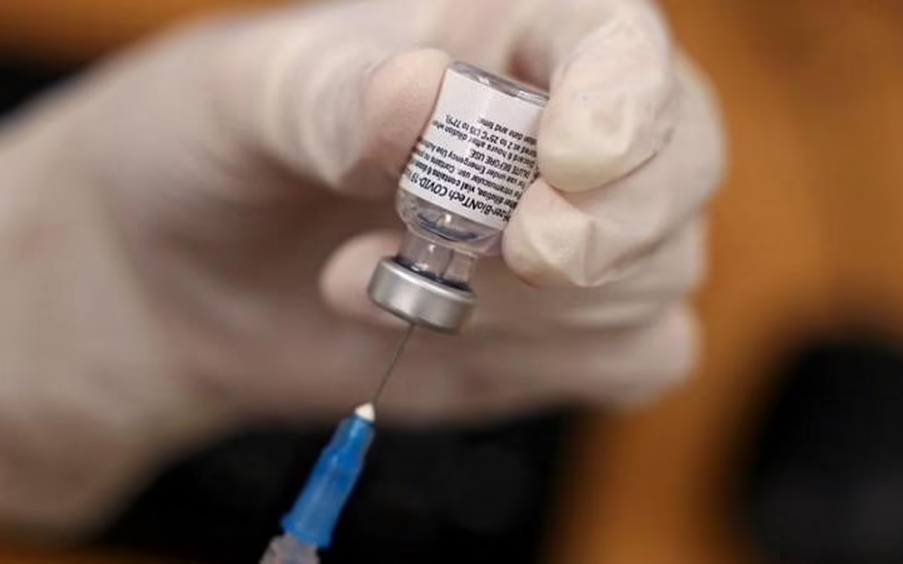 Joe Biden Disuntik Vaksin Dosis Ketiga Usai Pfizer Dapat Izin Penggunaan ke Lansia