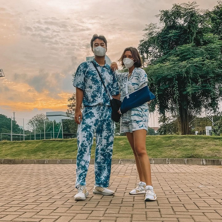 Kenakan OOTD Match Nuansa Biru Dan Putih