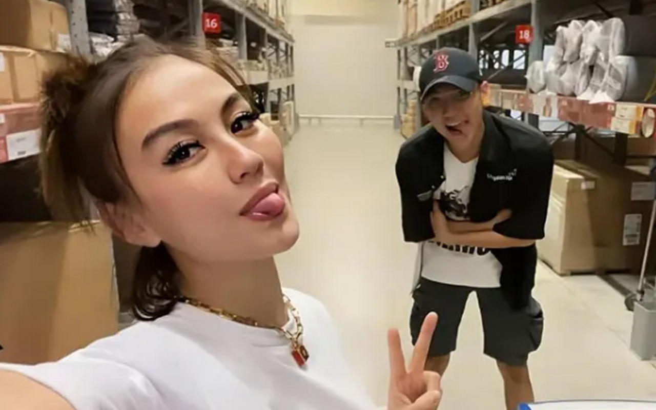 Agnes Monica Pamer Pelukan Uwu Adam Rosyadi, Hadiahi Kamera Mahal Jelang ke Amrik?