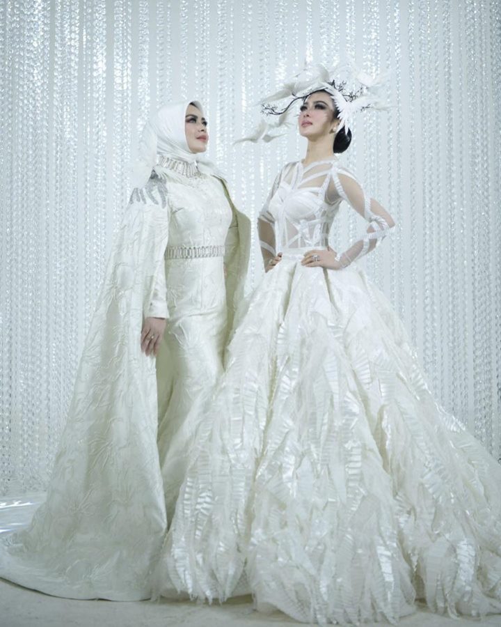 kostum anti <i>damage</i> untuk lagu duet