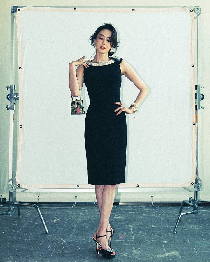  Elegan dengan gaun hitam