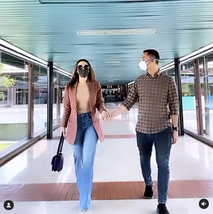 Pose mesra gandeng tangan 