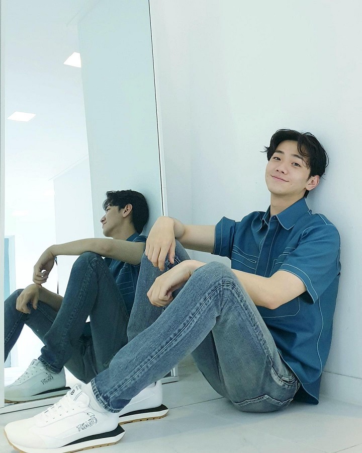 Pamer Senyum Manis