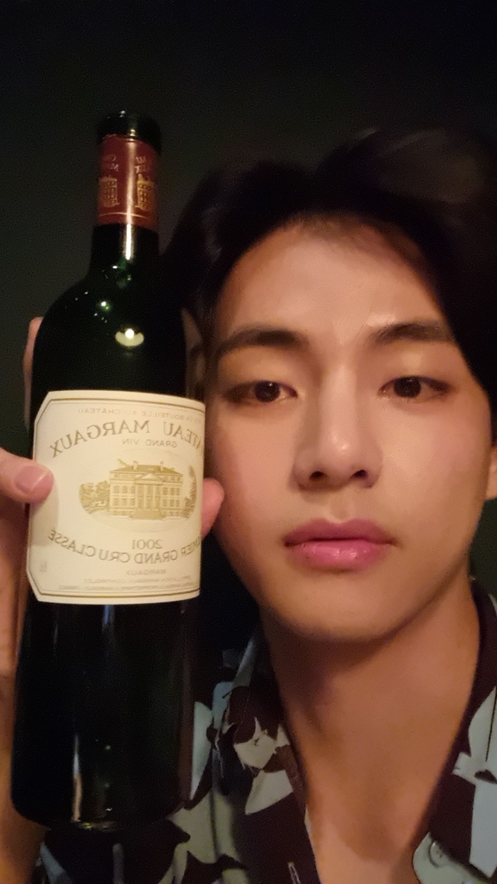 V BTS Posting Selfie di Twitter Perdana Sejak Dua Tahun 1