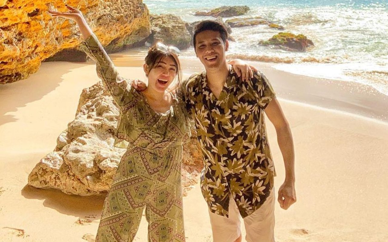 Via Vallen Tunjukkan Chemistry Bareng Chevra Papinka di MV 'Cintamu Terbaik Untukku'