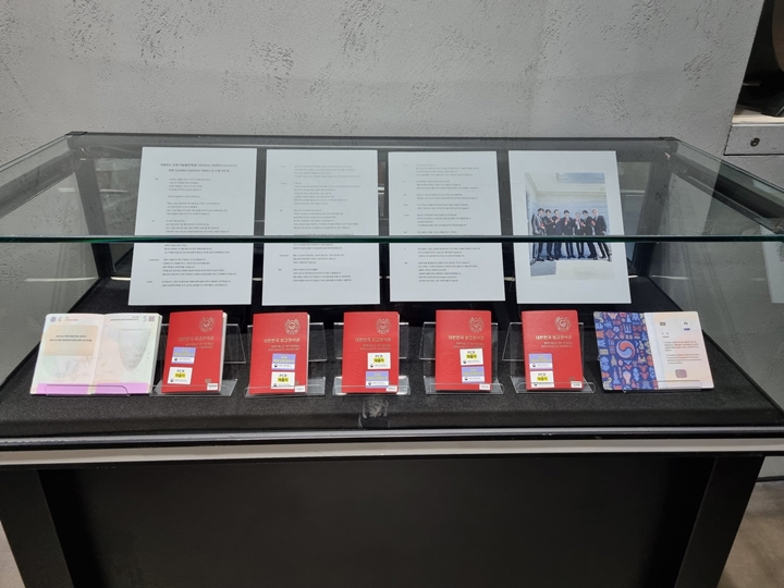 Paspor Diplomatik BTS Dipamerkan HYBE, Ini Arti Dua Stiker di Bagian Sampul 1
