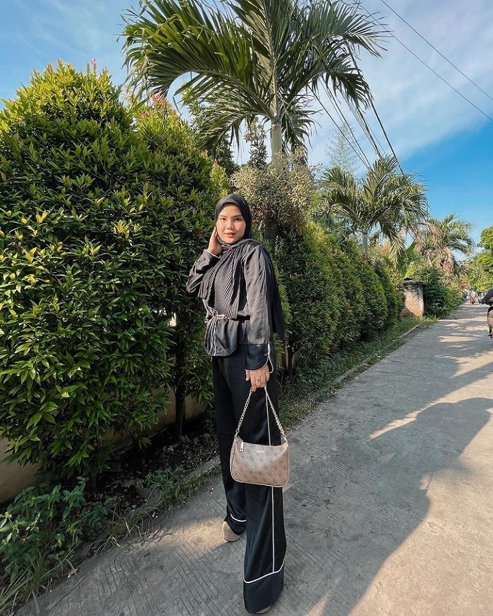 <i>On point</i> dengan <i>outfit</i> serba hitam