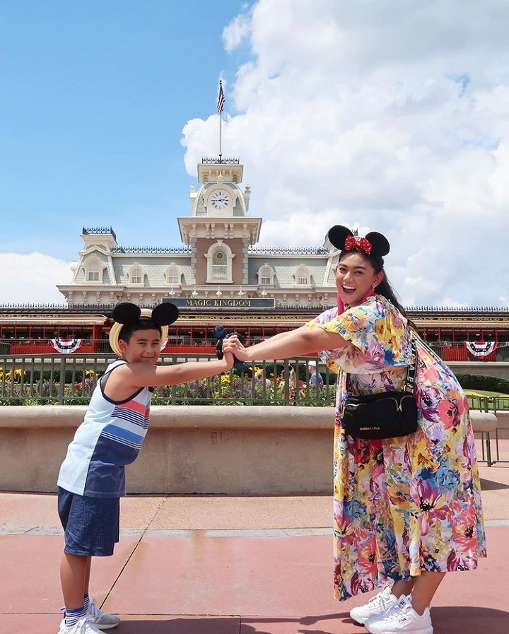 Kompakan kenakan telinga mickey mouse