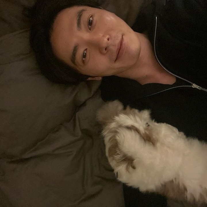Potret <i>selfie</i> tampan Sambil rebahan