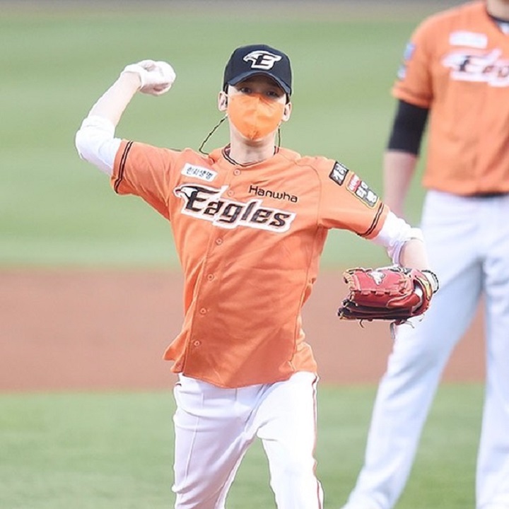 Momen kece <i>first pitch</i> 
