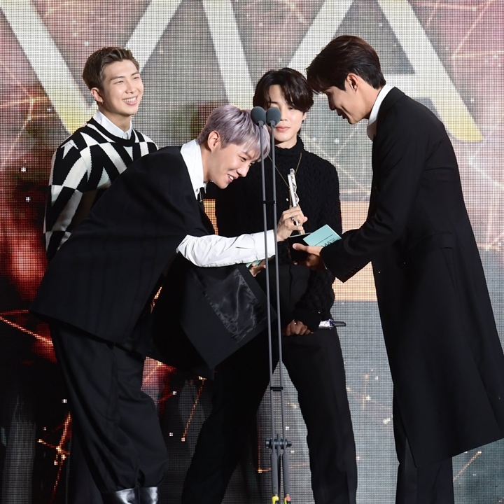 TMA 2021: Momen Kim Seon Ho Berikan Trofi untuk BTS, Cocok Jadi Member ke-8?