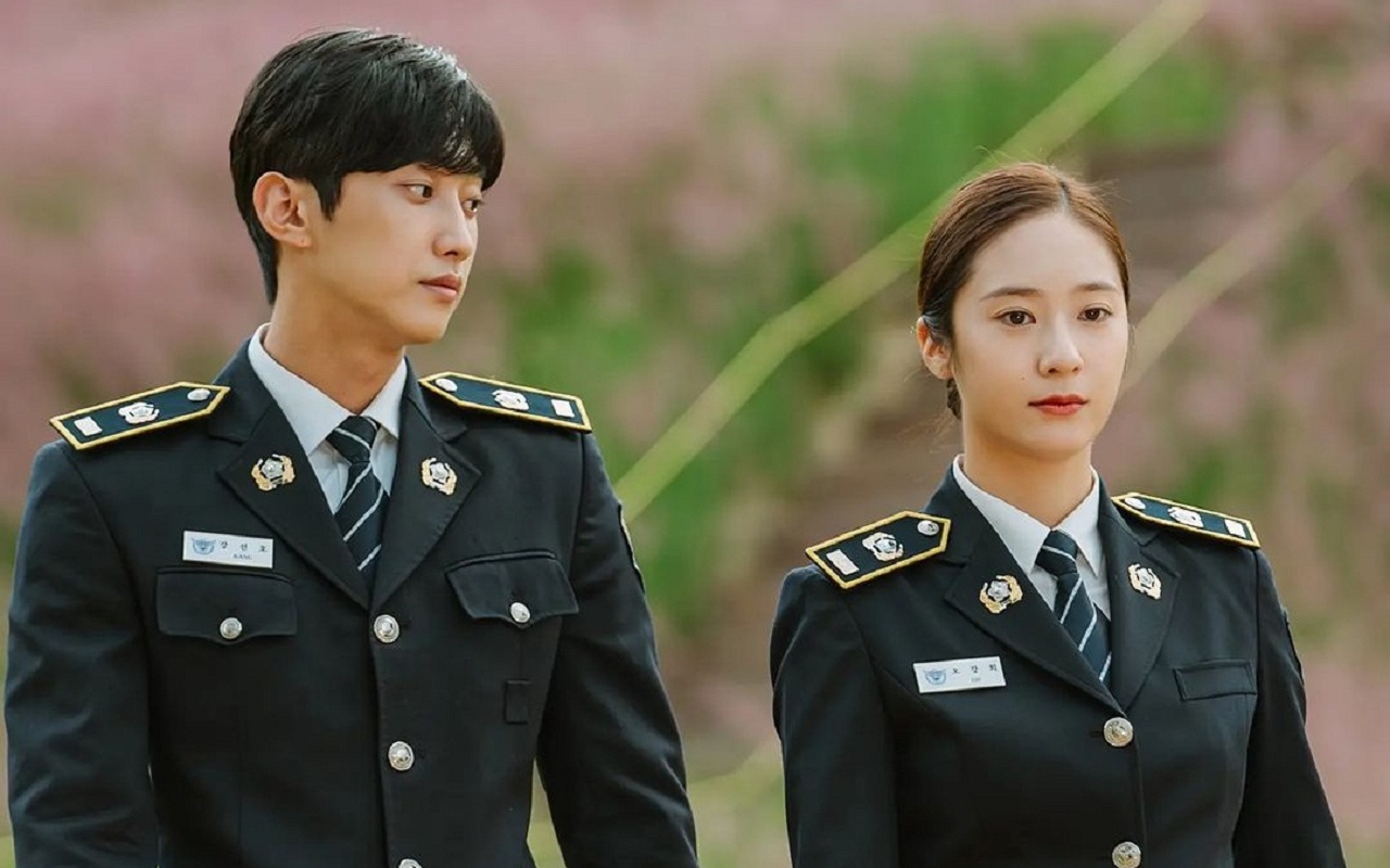 Krystal Hadiri Wisuda Tanpa Jinyoung B1A4, Begini Bocoran Episode Terakhir 'Police University'
