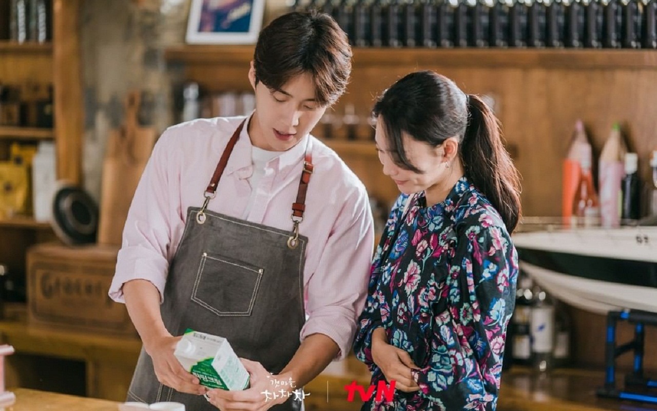 Syuting Adegan Uwu, Chemistry Kim Seon Ho dan Shin Min A di 'Hometown Cha-Cha-Cha' Jadi Perbincangan