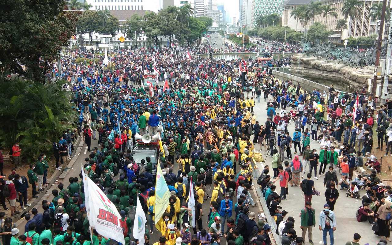 BEM SI Gelar Demo Setahun Omnibus Law, Polisi Bubarkan Karena Masih PPKM