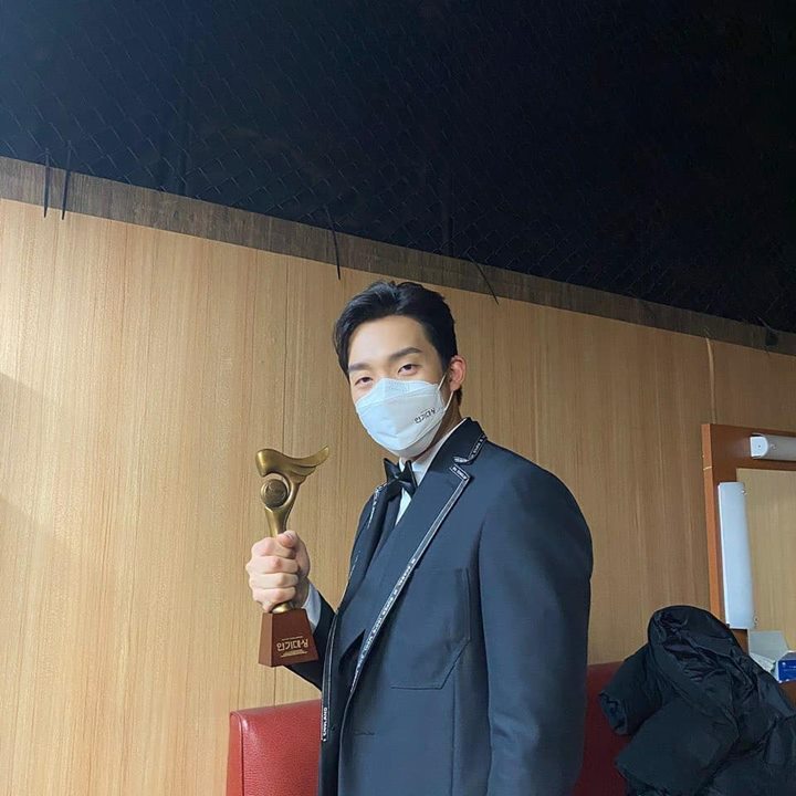 Momen menangkan piala penghargaan 