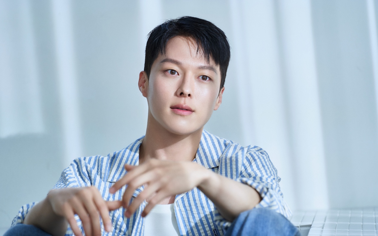 Jang Ki Yong Konsentrasi Penuh Jadi Fotografer Kaya di 'Now, We Are Breaking Up'