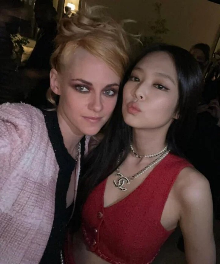Dua Ambassador Chanel, Jennie BLACKPINK dan Kristen Stewart Adu Cantik di Paris Fashion Week