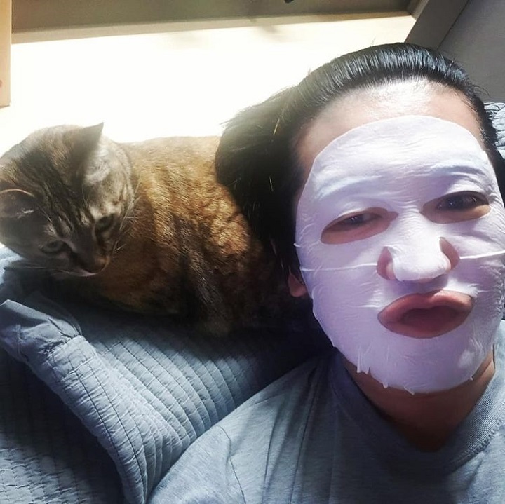 Momen santai <i>skincare</i>-an
