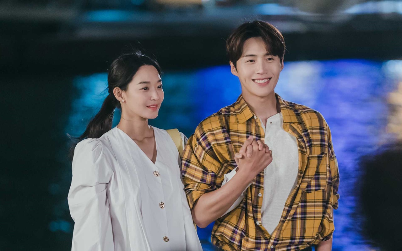 Kim Seon Ho dan Shin Min A Baca Pujian Fans 'Hometown Cha-Cha-Cha', Rebutan Nilai Minus