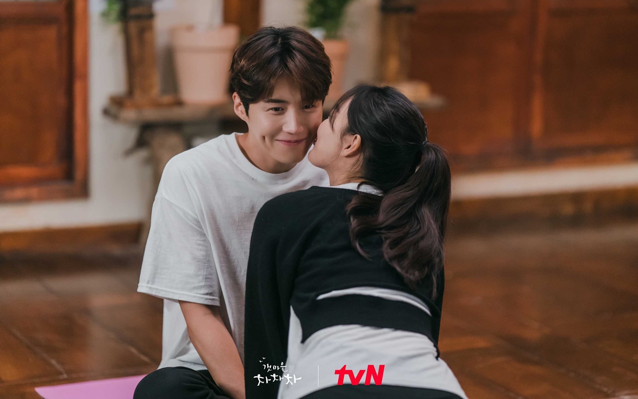 Bukan Shin Min A, Kim Seon Ho Manja Peluk Sosok Ini di Lokasi 'Hometown Cha-Cha-Cha'
