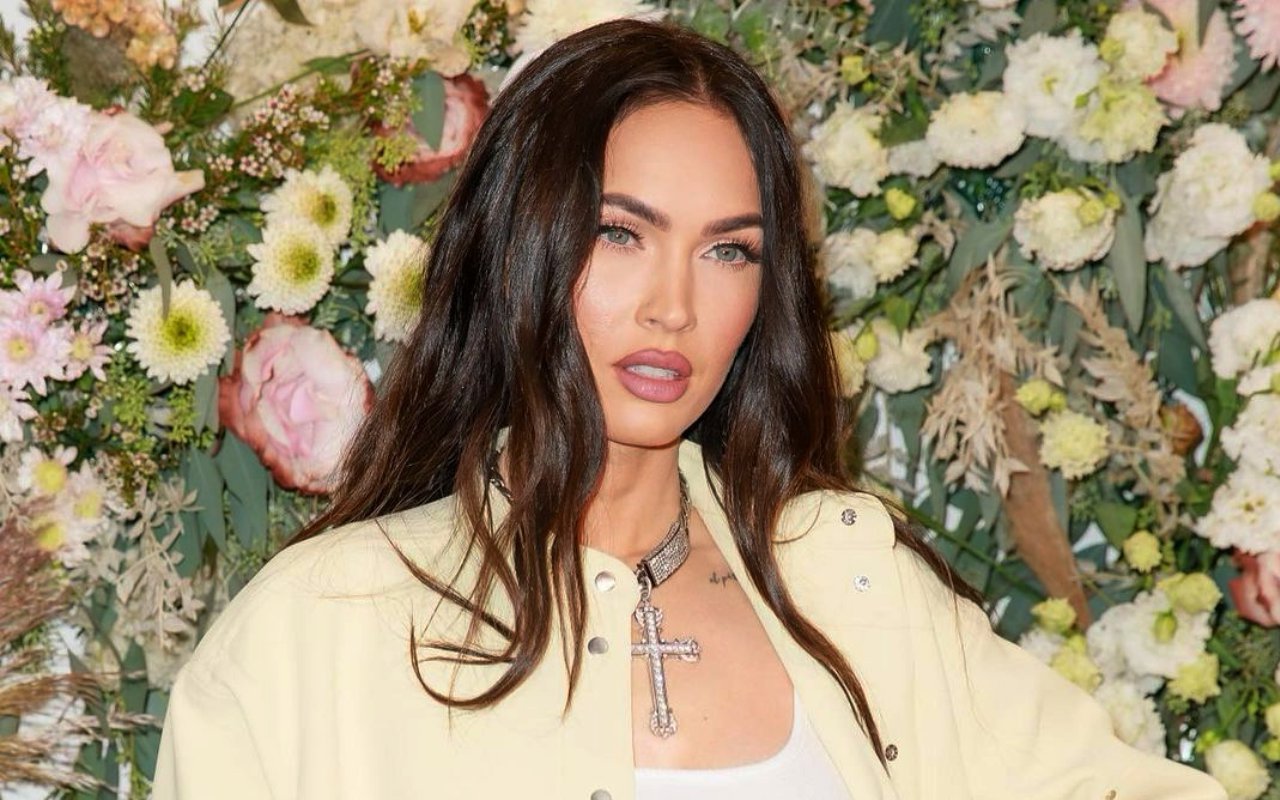 Megan Fox Debut Rambut Warna Silver, Penggemar Heboh Sebut Mirip Kim Kardashian