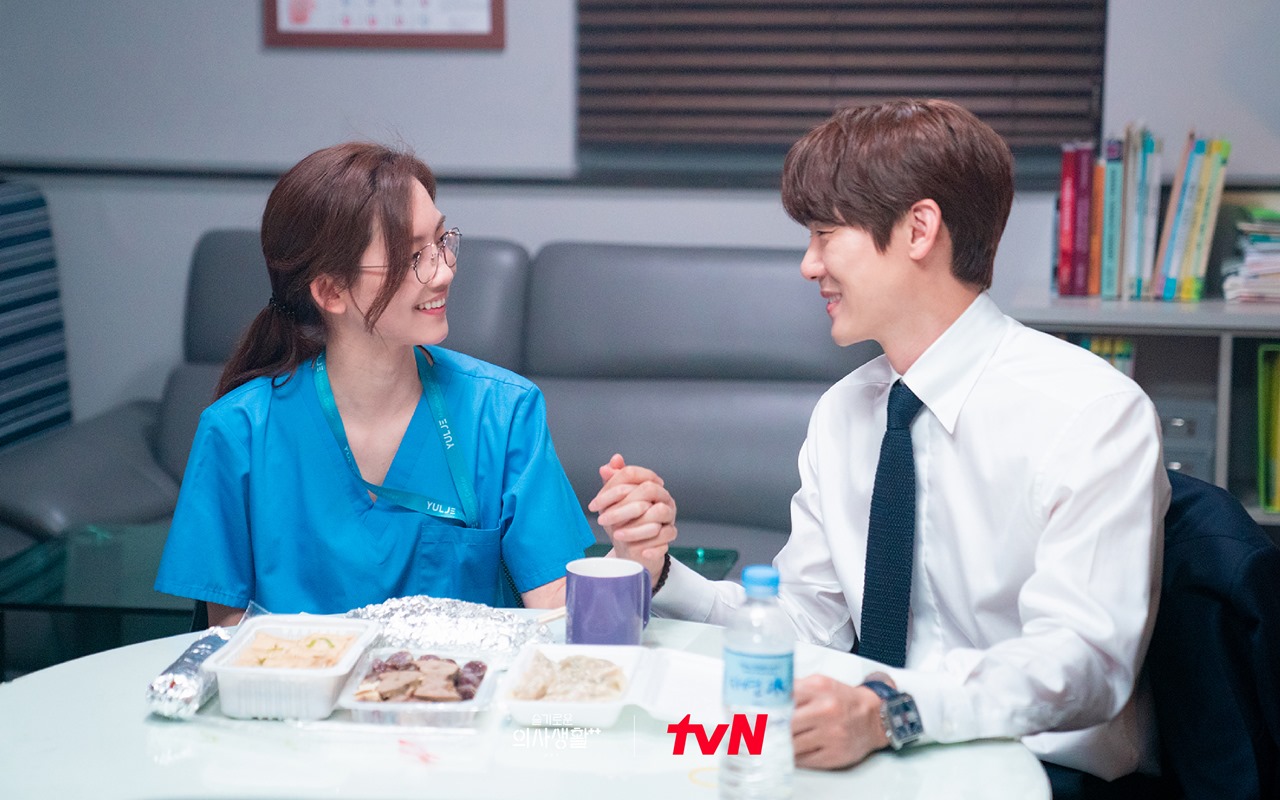 Sutradara Bongkar Percintaan Yoo Yeon Seok dan Shin Hyun Bin di 'Hospital Playlist'