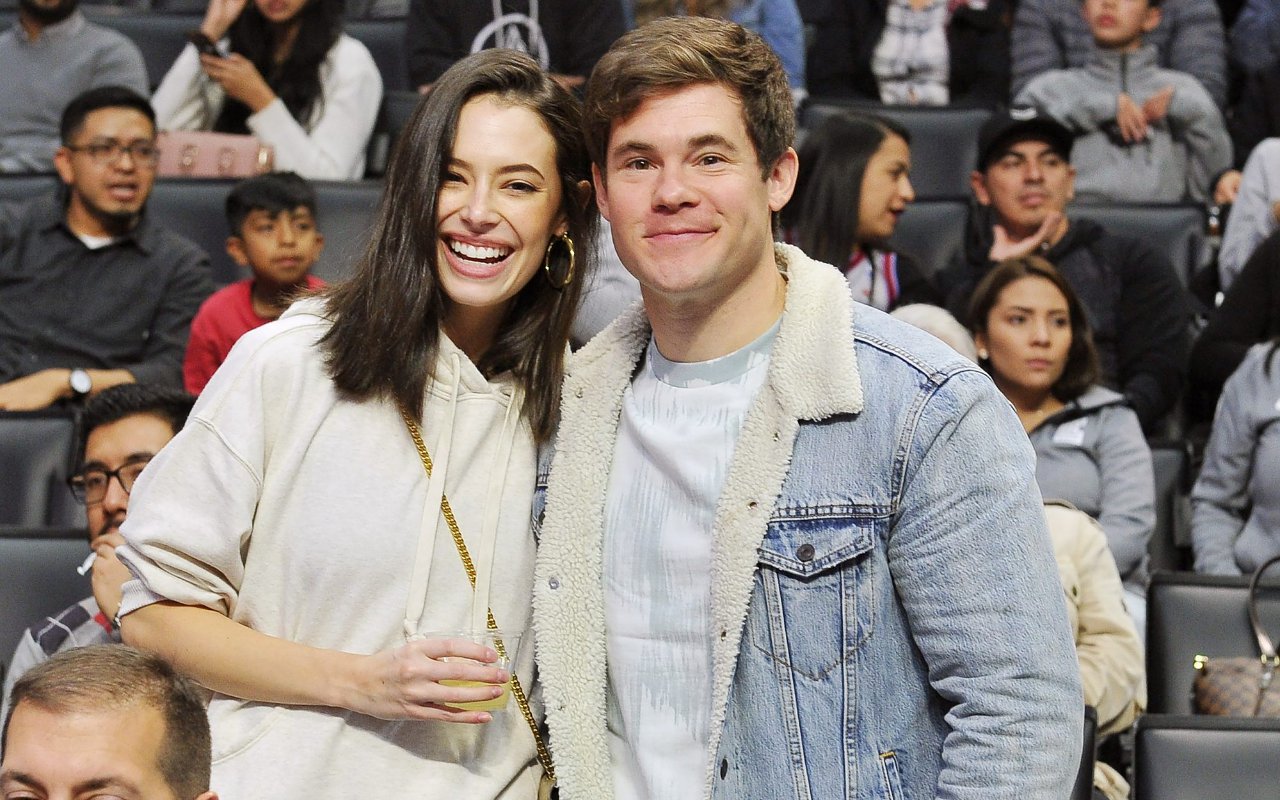 Selamat, Adam DeVine dan Chloe Bridges Resmi Menikah Pasca Dua Tahun Bertunangan