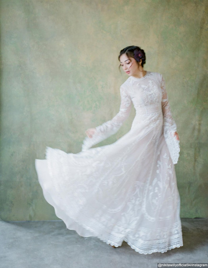 Tampil bak peri dengan <i>dress</i> putih 